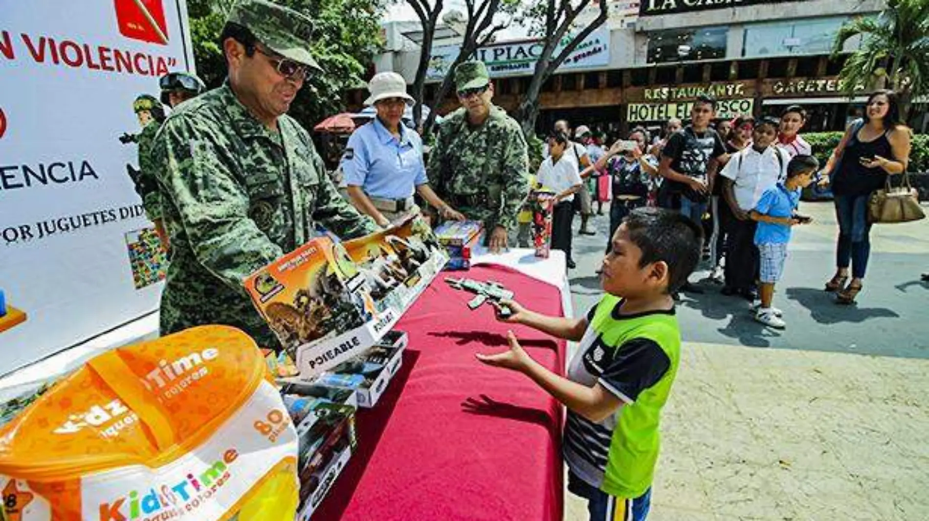 ACapulco intercambio de juguete bélicos por didácticos